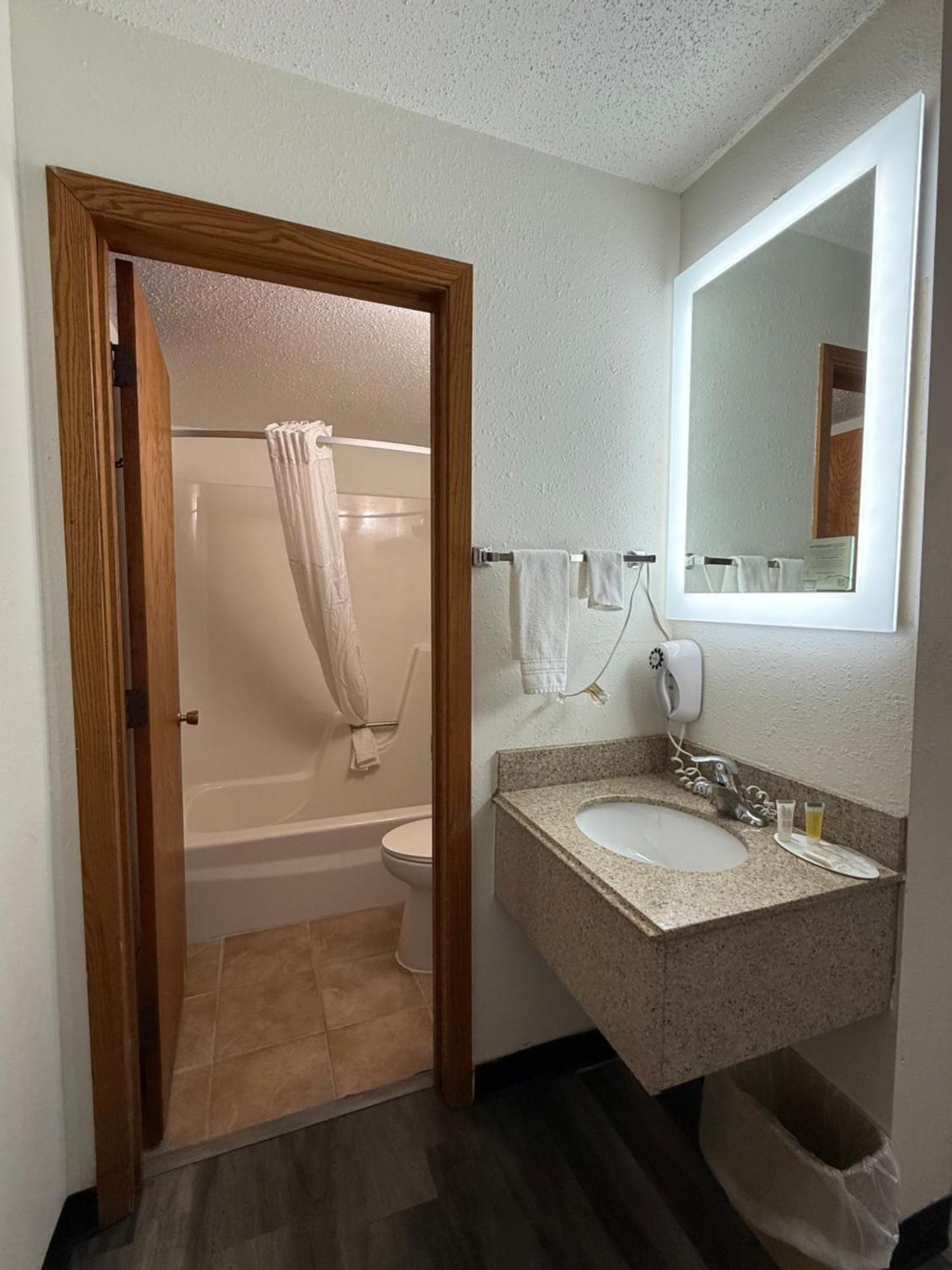 Super 8 By Wyndham West Fargo Main Ave Nd Motel Luaran gambar